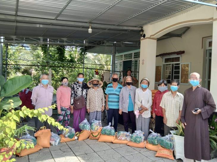 UBND phường Long Thành Trung trao tặng quà cho gia đình khó khăn, neo đơn